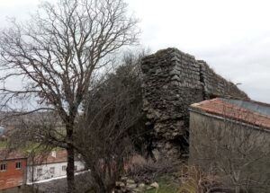 UPL pide un compromiso presupuestario para la reparación de la muralla de Monleón y la iglesia de Tirados de la Vega