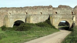 UPL insta a frenar el deterioro del acueducto de Ciudad Rodrigo y el oratorio de Fray Luis de León en Cabrerizos, y solicita una excavación arqueológica en el Cerro del Berrueco
