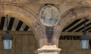 UPL considera que “la espera ha merecido la pena” respecto al medallón de Alfonso IX de León en la Plaza Mayor