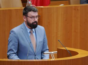 UPL logra un compromiso parcial de las Cortes para luchar contra la exclusión financiera en el medio rural