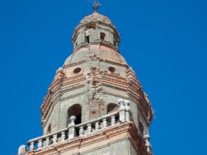 Las Cortes rechazan la petición de UPL de actuar en la dañada torre de la iglesia de Palaciosrubios, remitiendo a una próxima reunión