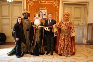 UPL reprocha al PP que manipule a los Reyes Magos, al vestir a Gaspar con una casulla de Castilla y León en Salamanca