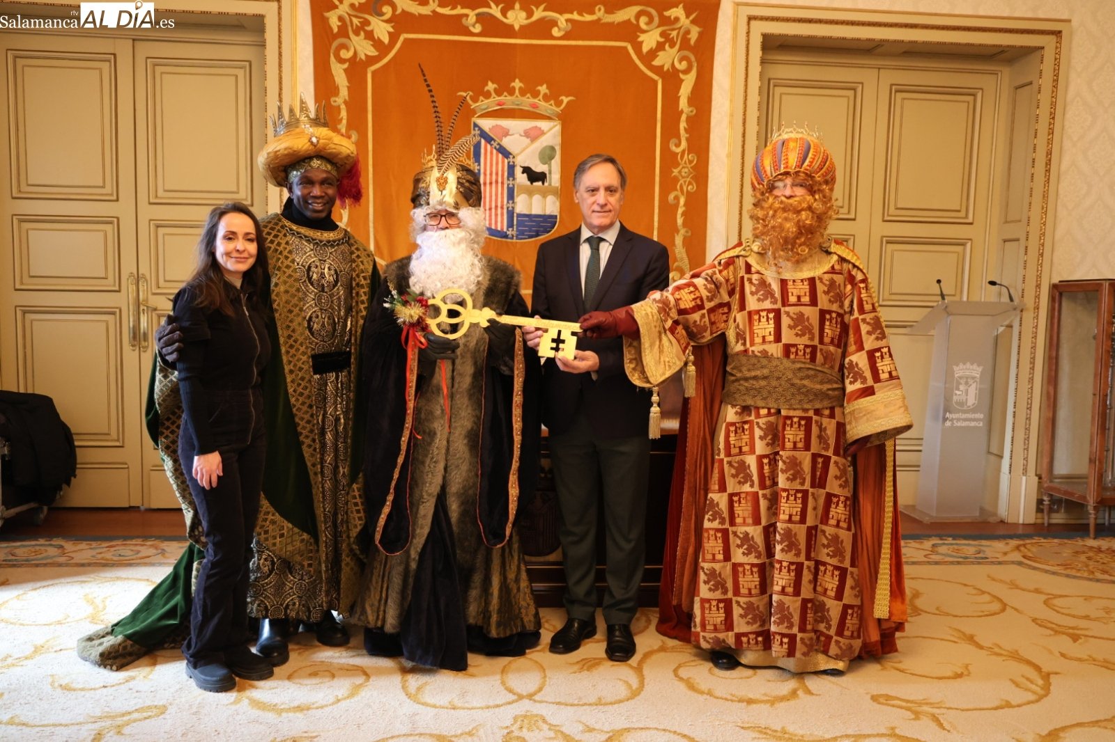 UPL reprocha al PP que manipule a los Reyes Magos, al vestir a Gaspar con una casulla de Castilla y León en Salamanca