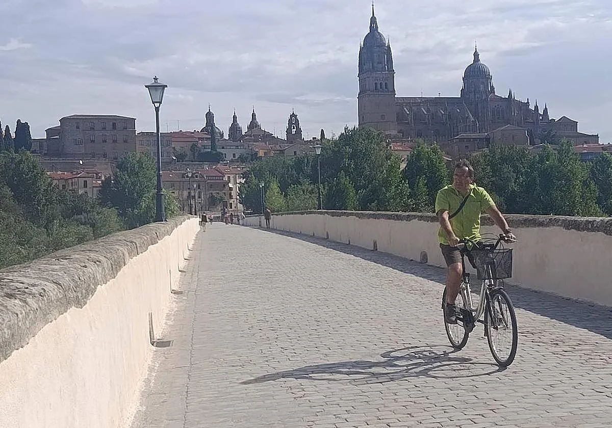 UPL lleva a las Cortes la polémica restauración de los pretiles del Puente Romano de Salamanca.